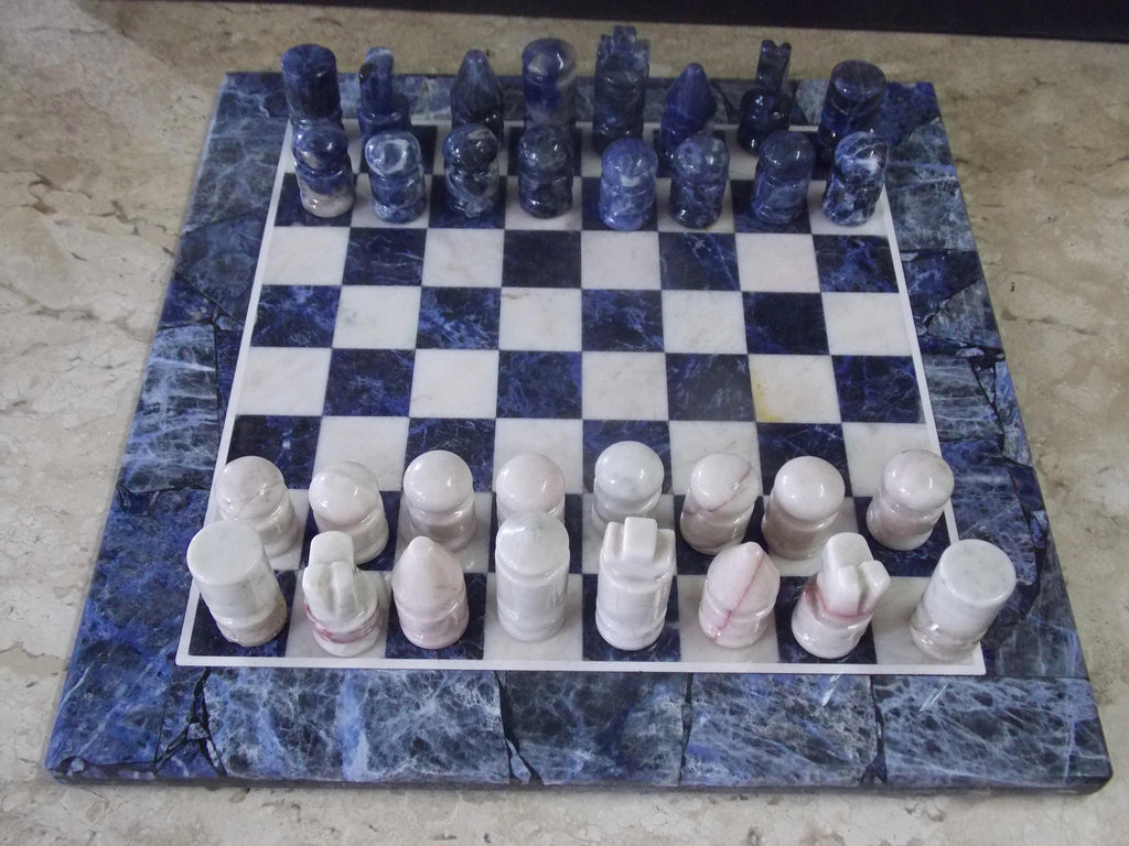 Peças de xadrez em uma placa de mármore
